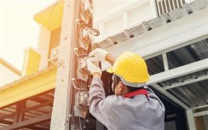 Elektricien voert spoed reparatie uit aan elektrisch systeem met professionele gereedschappen
