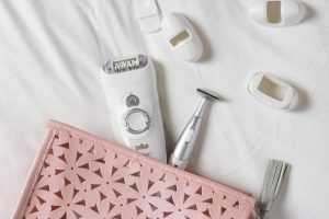 Home Vrouw onderzoekt het beste laser-IPL ontharingsapparaat voor thuisgebruik met lichte huid