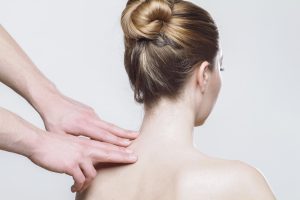 Home Vrouw geniet van goedkopere wellness en ontspanning met yoga en spa-behandeling tijdens voorjaarsvakantie in wellness resort