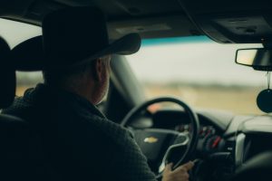Home Stappen van taxatie tot verkoop van een Chevrolet auto met documentatie en sleutels