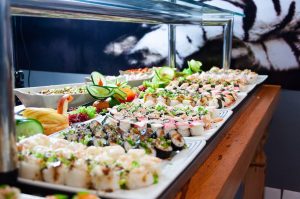 Gasten genieten van een uitgebreid buffet evenement met diverse gerechten en kleuren